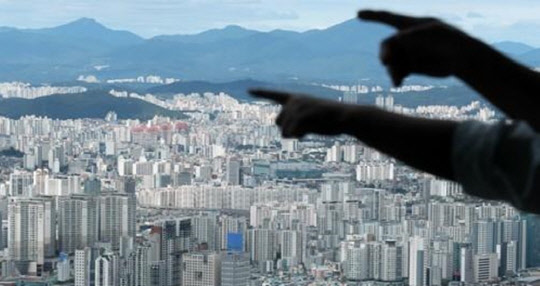 올해 개별 공시지가가 급등한 서울 지역의 주요 고가 토지 보유세가 상한선까지 치솟을 전망이다.<연합뉴스>